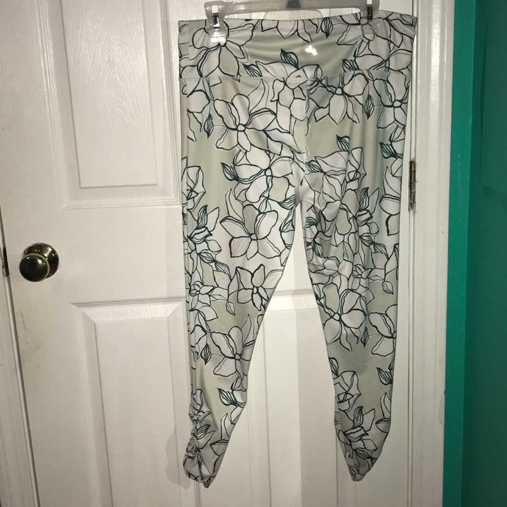 Long athletic leggings